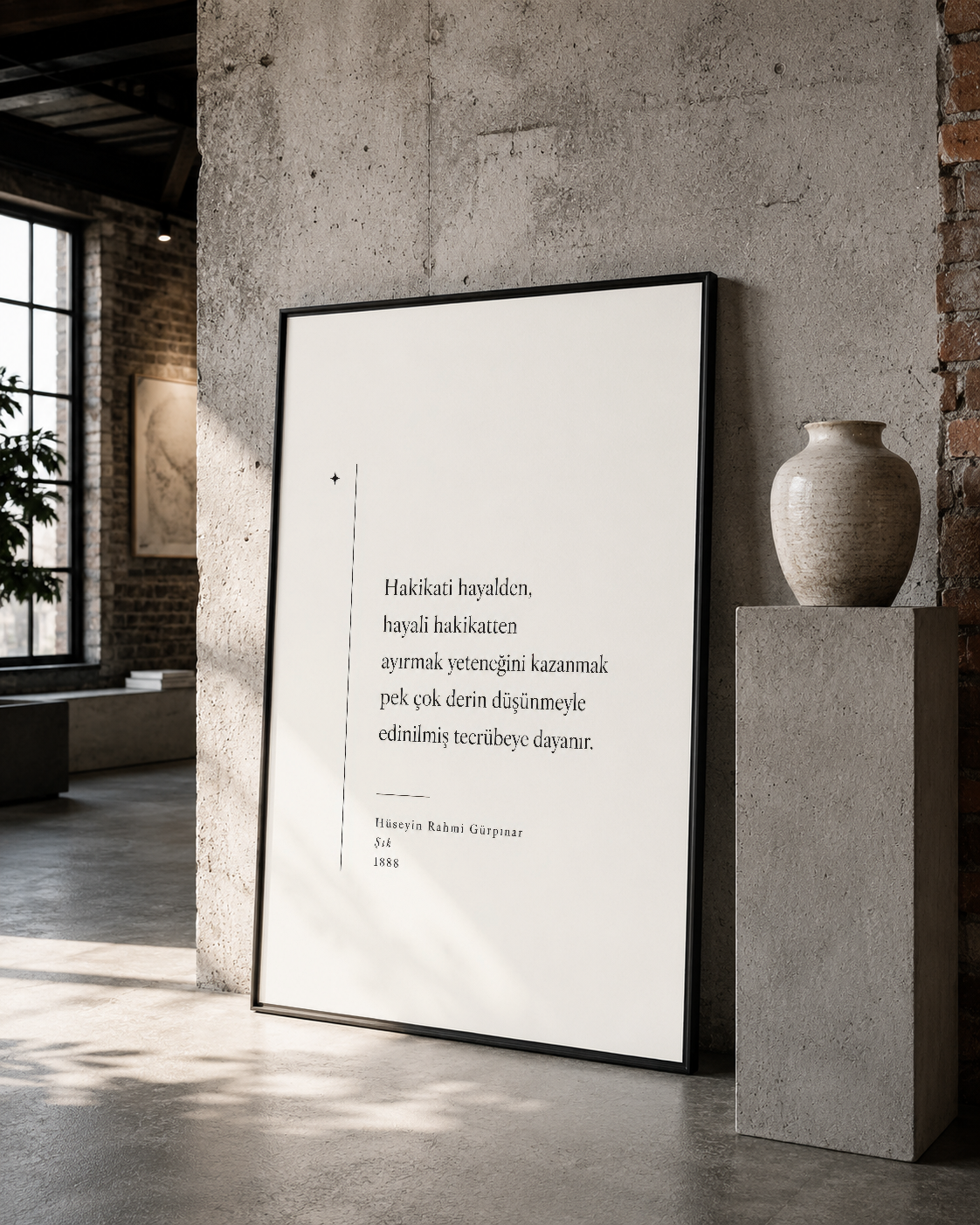 Siyah çerçeveli şiir posteri, loft tarzı beton duvar ve seramik dekorasyon objeleri ile.
