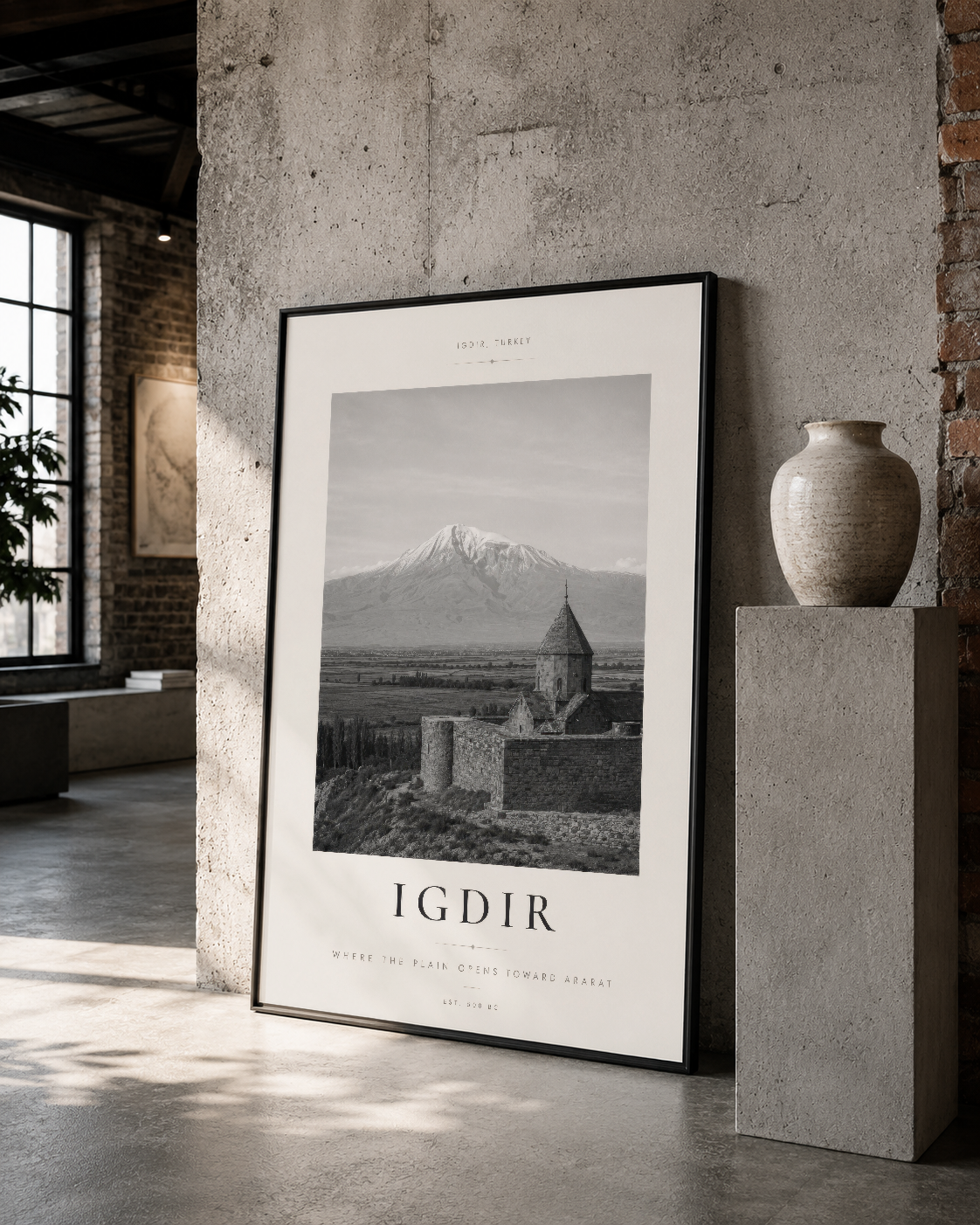 Iğdır manzara tablosu siyah çerçeveyle, çıplak beton duvarında loft stilinde dekoratif bir şekilde konumlandırılmış.