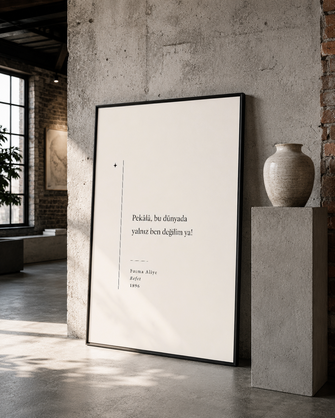 Siyah çerçeveli tasarım posteri, brütalist stildeki betonarmé duvar dekorasyonunda sanat eseri olarak konumlanmıştır.