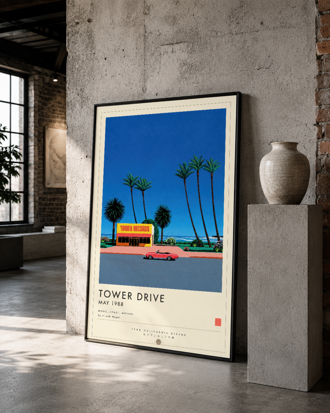 Siyah çerçeveli Tower Drive sanat tablosu, çöl manzarası ve ikonik retro motelini canlı renklerle sunarken.
