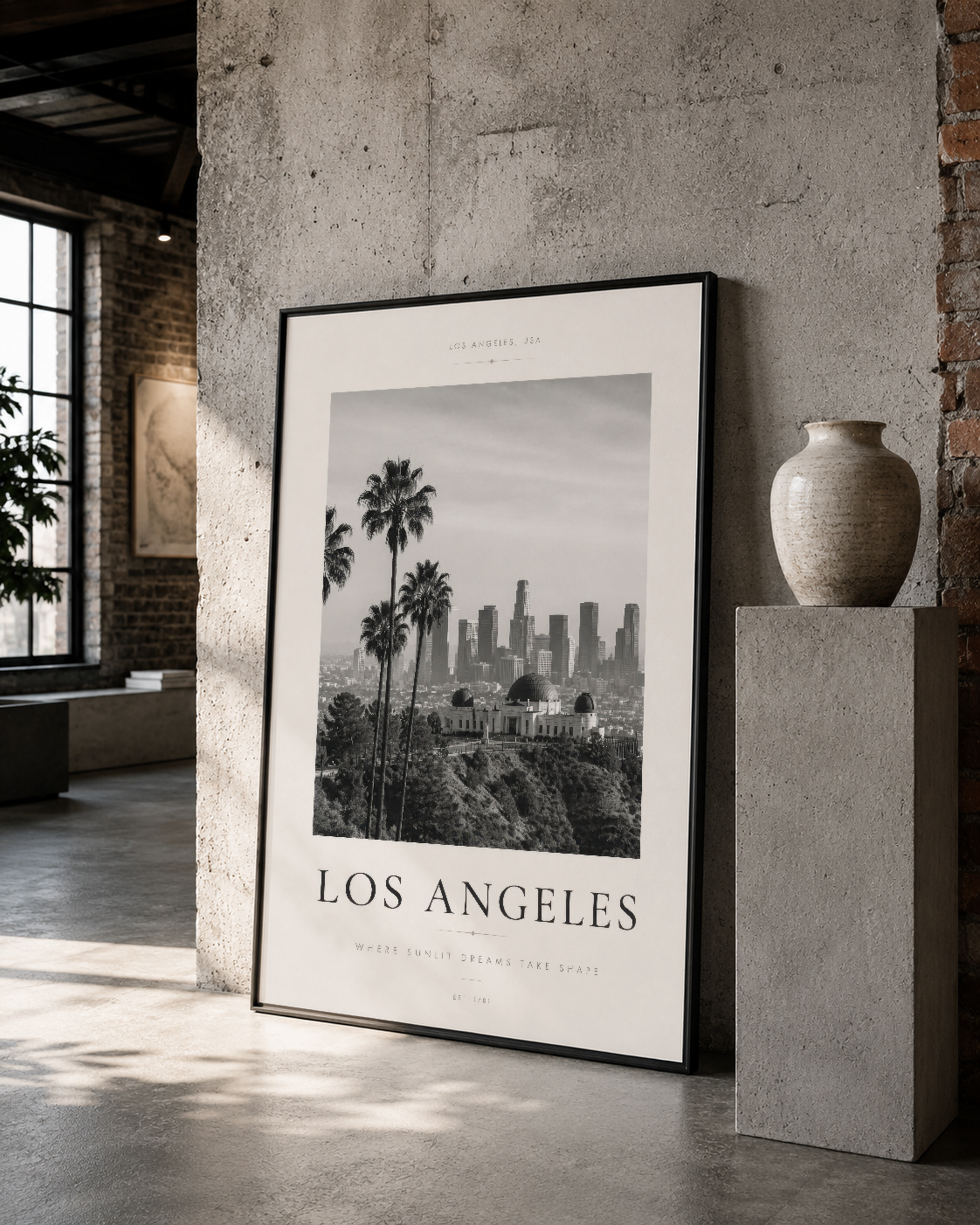 Siyah çerçeveli Los Angeles tablosu, beton duvarda sanat koleksiyonunun merkezinde yer alan elegant tasarım.