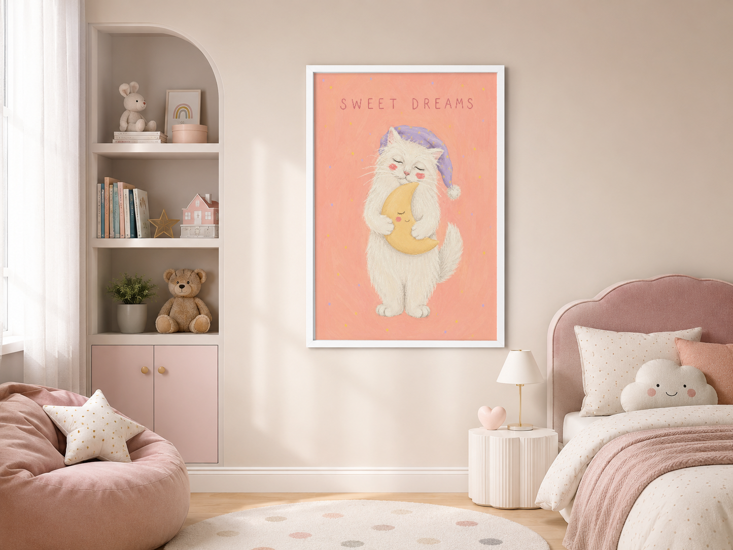 Beyaz çerçeveli, pembe fondoda mor başlıklı sevimli kedi görseli, çocuk odası duvarında sergilendi.