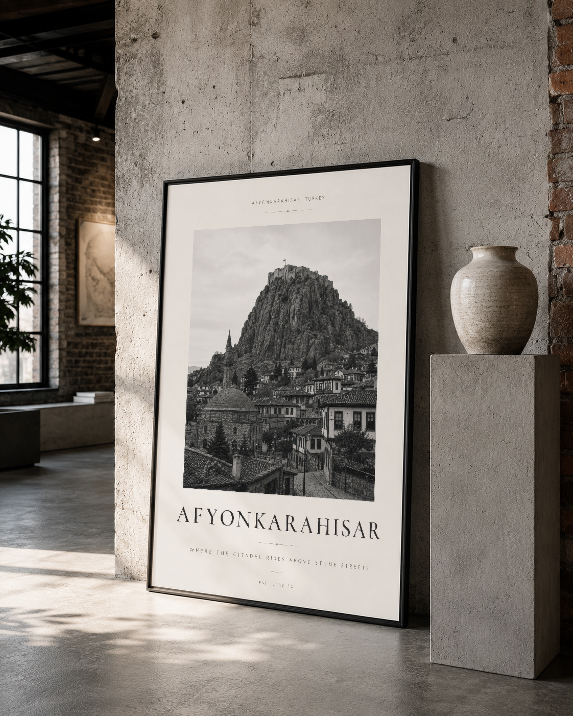 Siyah çerçeveli Afyonkarahisar posteri, endüstriyel mekanda tarihi mimarinin zarif temsili.