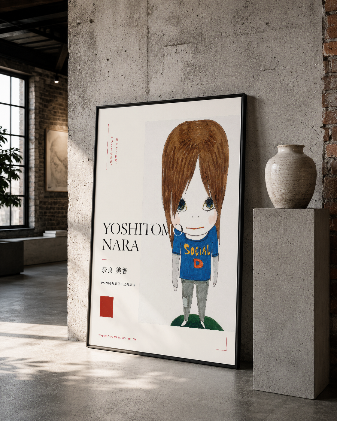 Siyah çerçeveli sanat baskısı, kahverengi saçlı figür ve sosyal tema grafiğiyle loft stilinde duvar dekorasyonu.