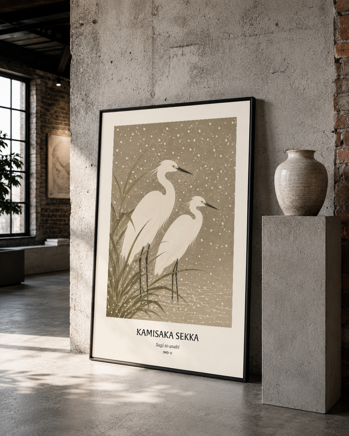 Siyah çerçeveli tablo, vintage sanat estetisinin modern loft alanlarına uyumlu entegrasyonunu gösteriyor.