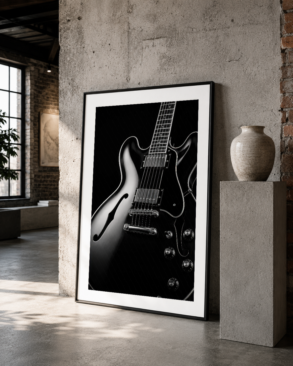 Kontrast etkili gitar tablosu, siyah çerçevesiyle beton duvara asılı, müzik severlerin evi için ideal dekor.