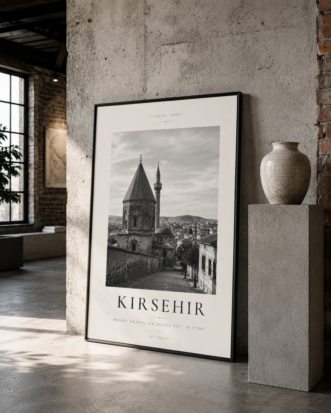 Kişehir'in eski şehir görünümünün sanat baskısı, siyah çerçeveli, loft tasarımlı iç mekanda sergilenen poster.