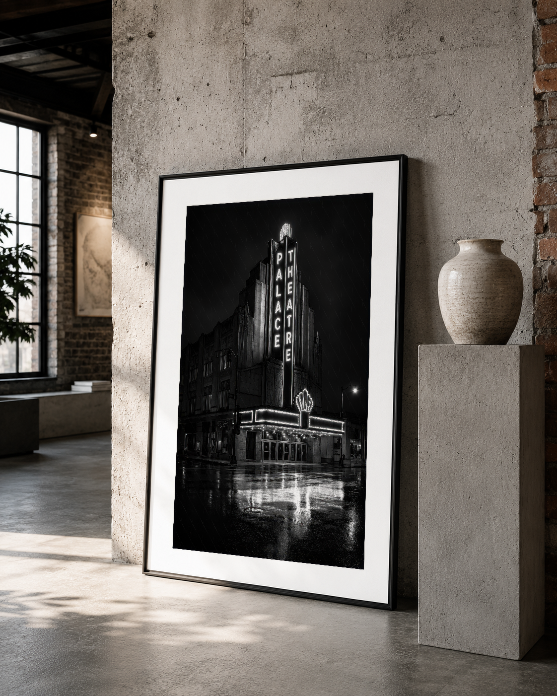 Gece ışıklarıyla parlayan vintage tiyatro tablosu, siyah çerçeveli, betonlu galeriya ortamında.