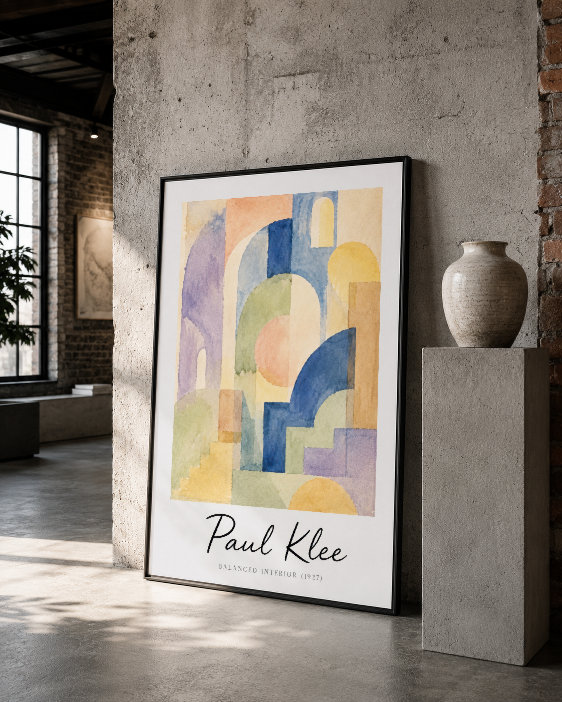 Renkli geometrik formlardan oluşan Klee poster, beton duvar üzerinde sanat ve mimari diyaloğunu yaratıyor.