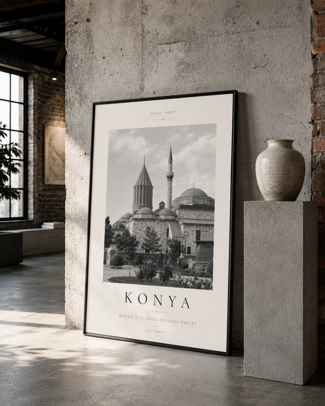 Konya'nın cami silüetini siyah beyaz görüntüyle işleyen sanat eseri, siyah çerçeveli, sade loft stilinde duvar dekorasyonu.