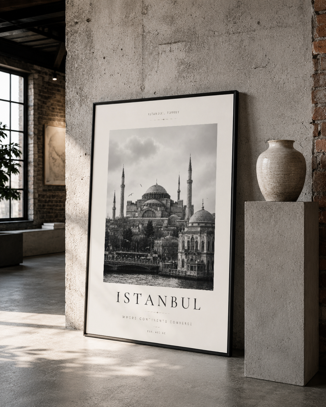 Osmanlı mimarisinin muhteşemliğini siyah çerçevede yalın ve sofistike şekilde sergileyen poster.