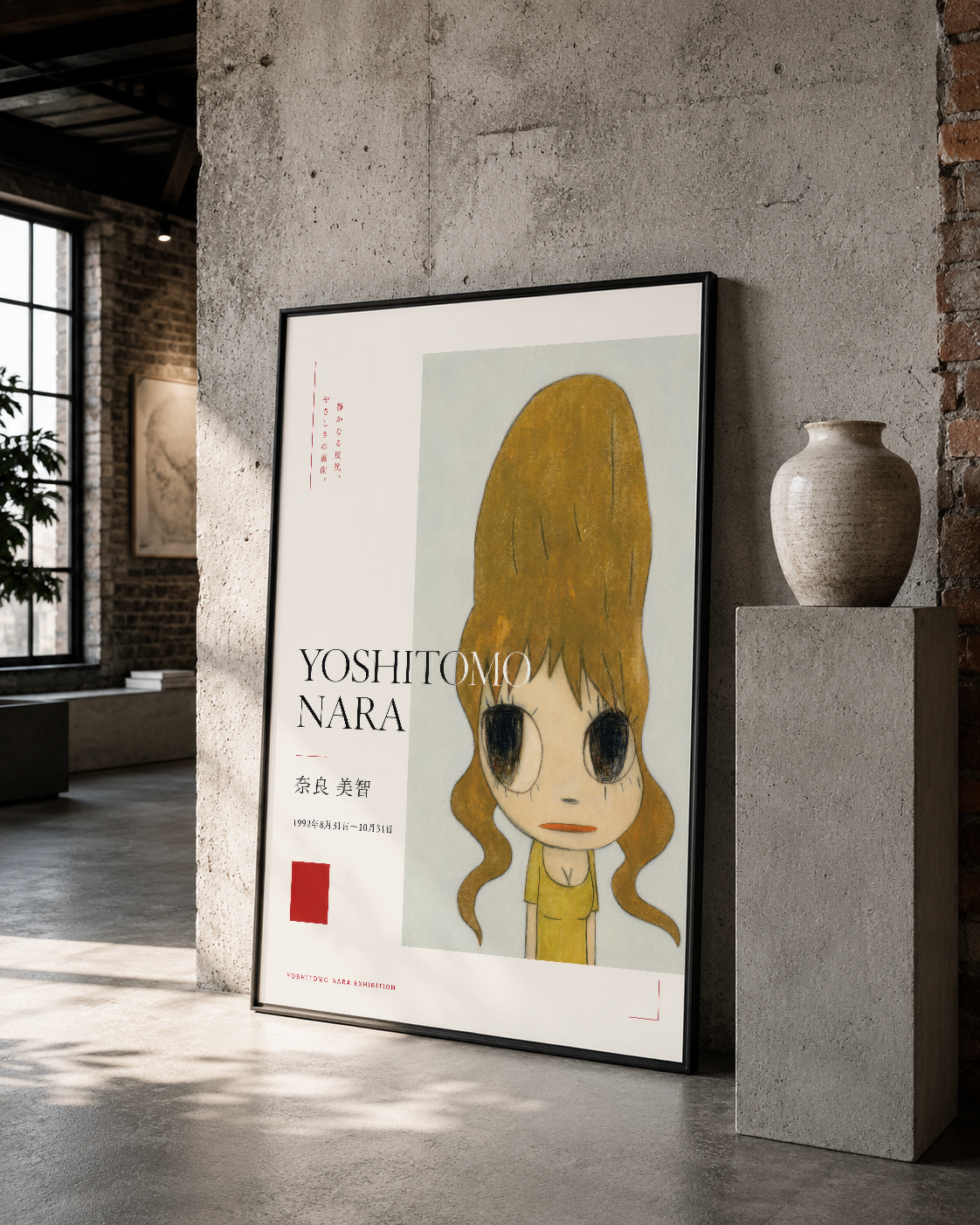 Siyah çerçeveli anime sanat tablosu, sarı elbiseli minimalist karakter, modern iç mimar mekanında.