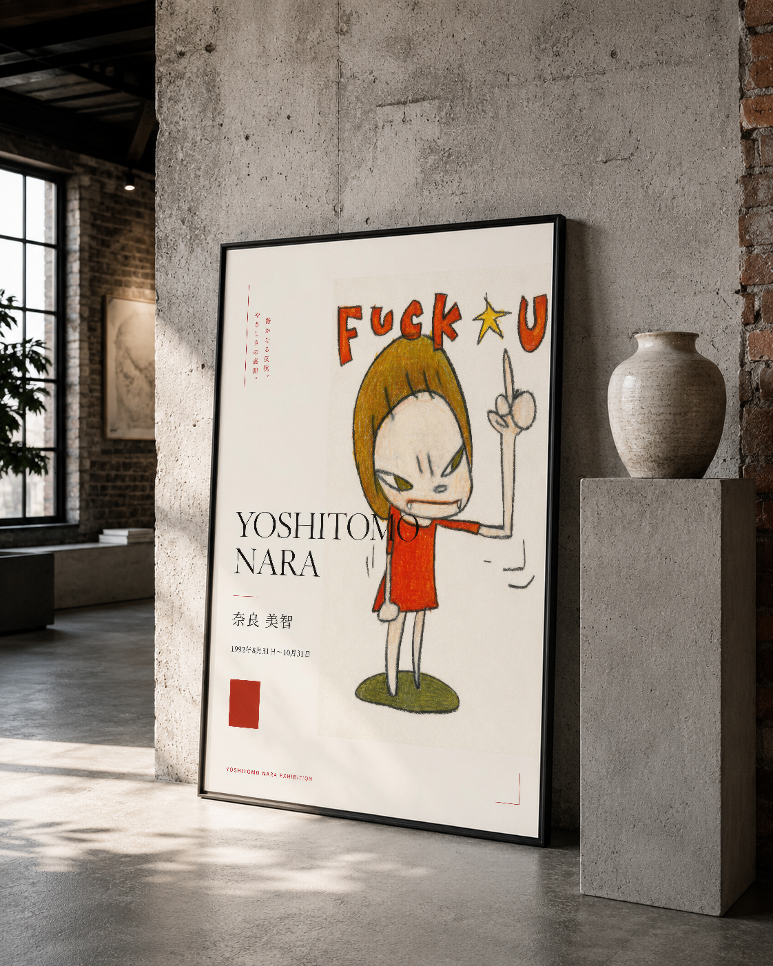 Yoshitomo Nara portresi siyah çerçeveli poster, loft stilindeki mekanın dokulu duvarında sanat eseri olarak görkemli biçimde