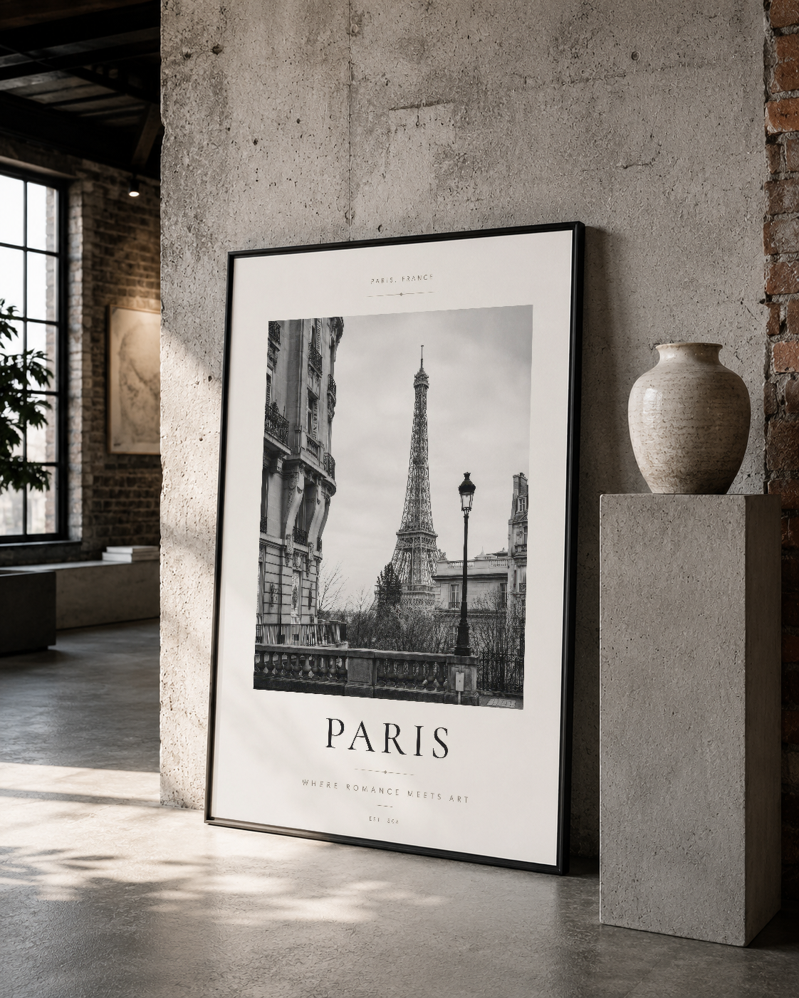Eyfel Kulesi'nin atmospheric siyah beyaz görüntüsü, şık siyah çerçevede, loft stilinde sunulan poster.