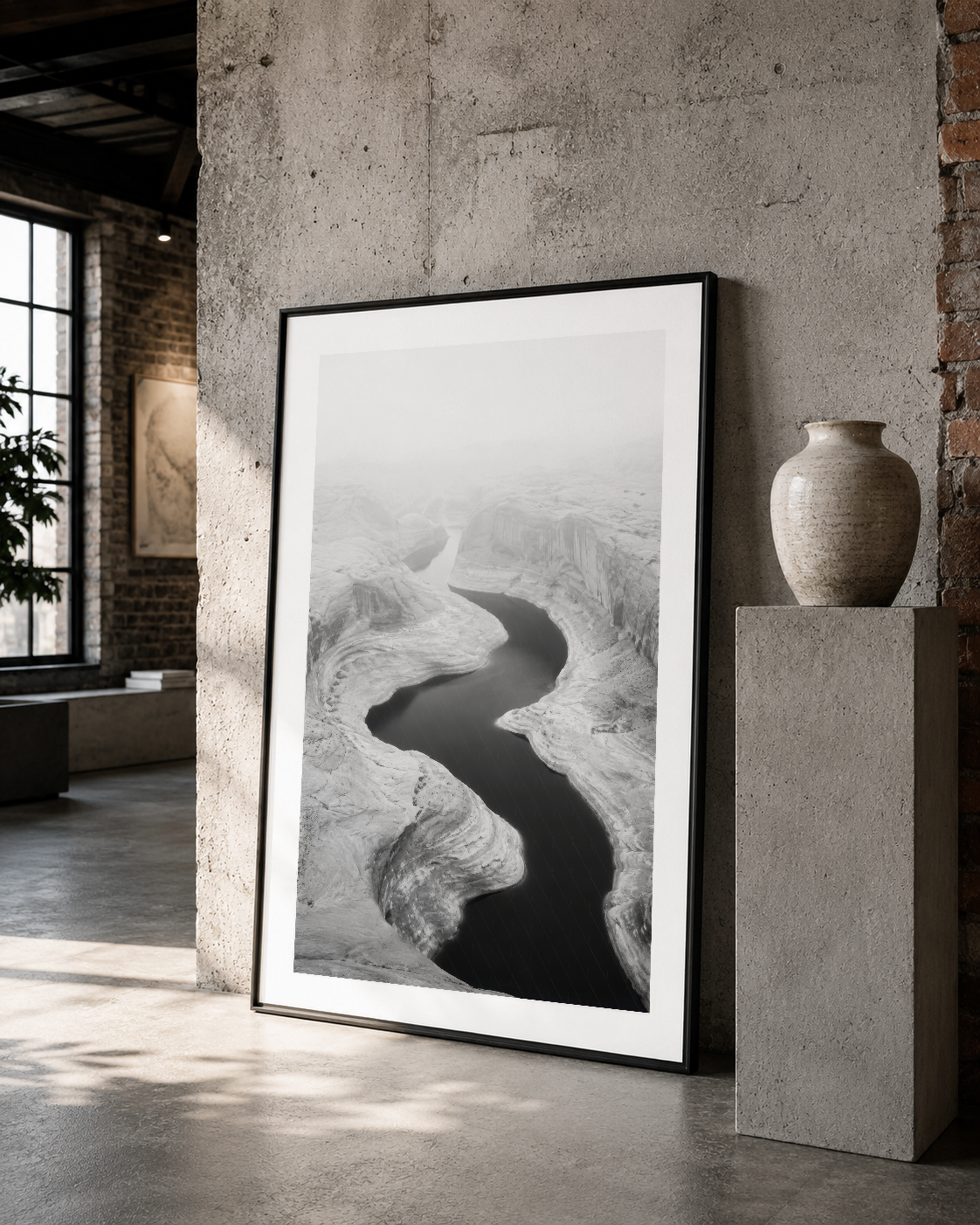 Siyah çerçeveli hava fotoğrafı, loft stilinde dekorasyonun merkez noktası olarak yer almakta.