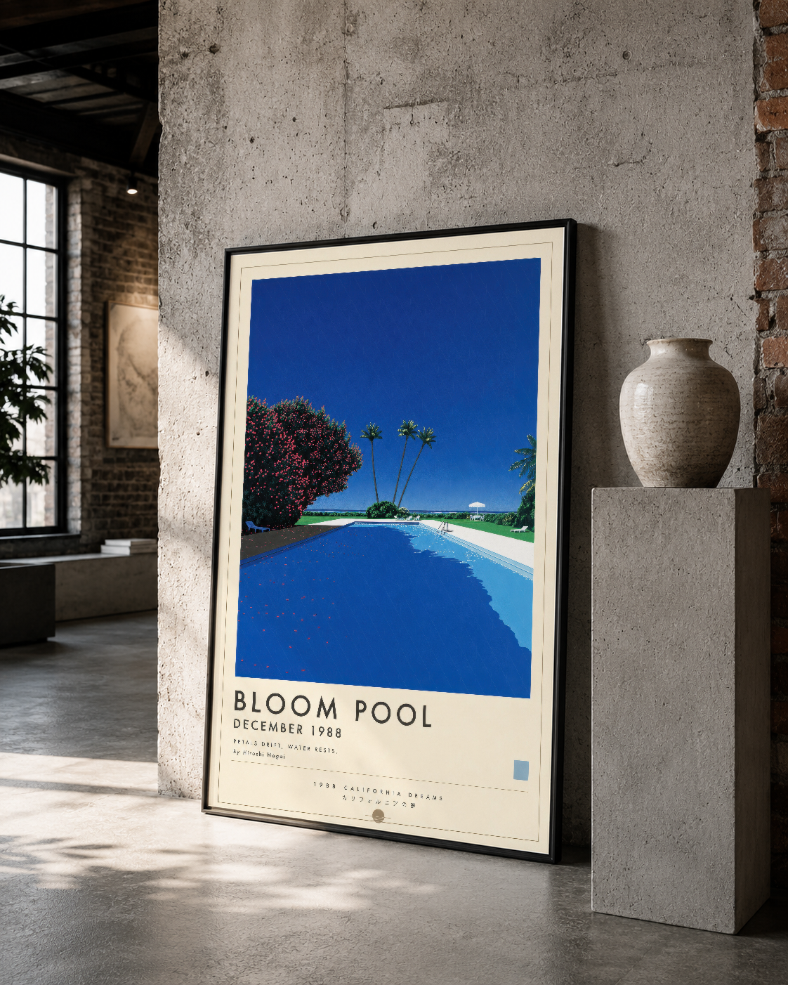 Siyah çerçeveli Bloom Pool posteri, tuğla duvarı ve beton zemin olan modern bir galeri ortamında.