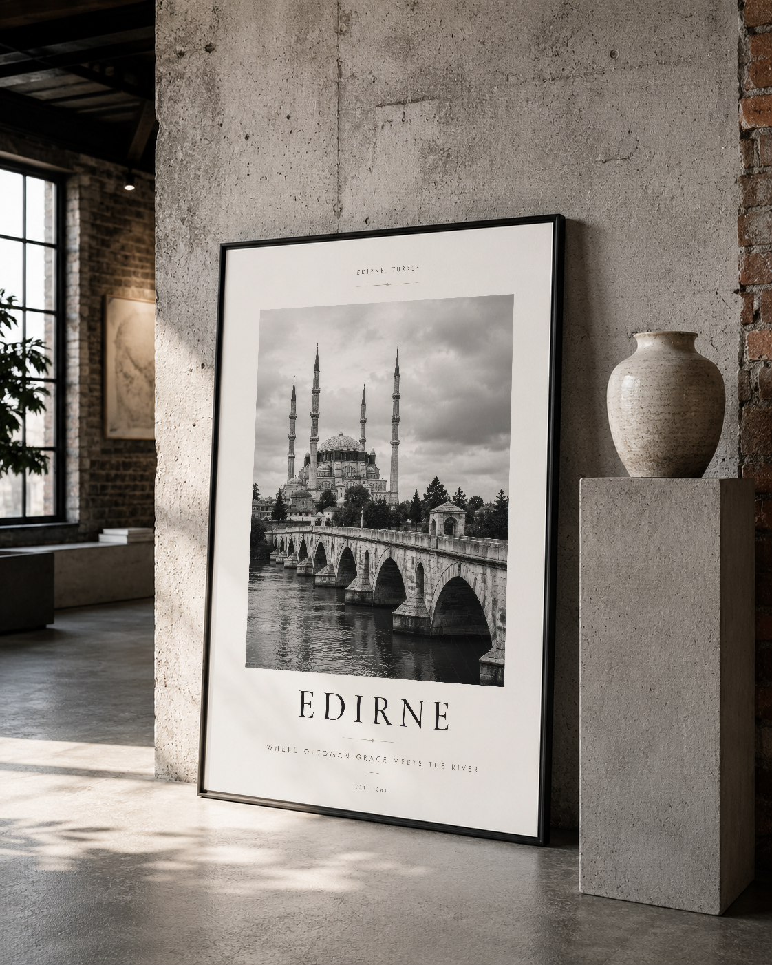 Edirne'nin tarihi mimarisini siyah çerçeveyle tamamlayan, modern loft tarzı iç mekanda sergilenen poster.