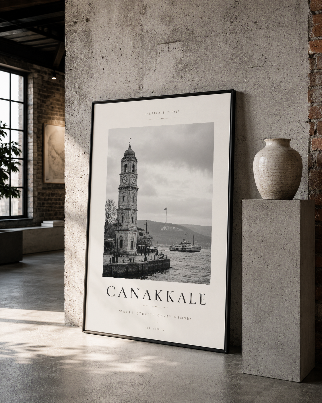 Çanakkale'nin tarihi kulesi siyah çerçeveli poster, loft stilinde dekorasyon elemanlarıyla sergilenen duvar sanatı.