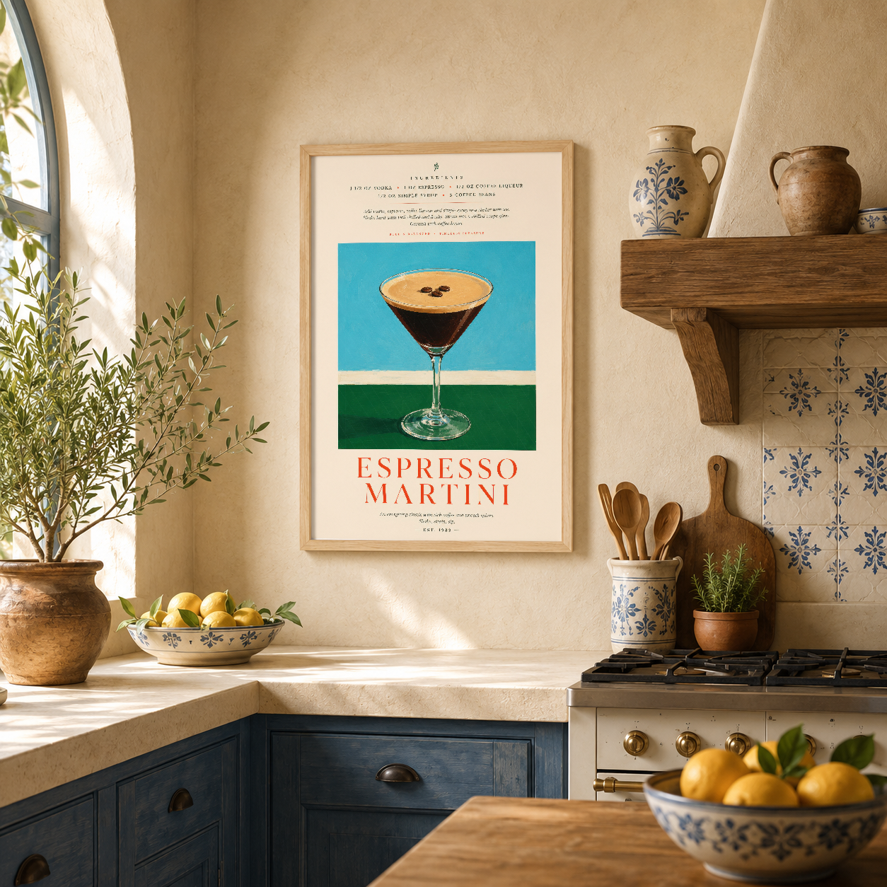 Espresso Martini sanat posteri, ahşap çerçeveli, ılık tona mutfakta asılı minimalist kokteyl teması.