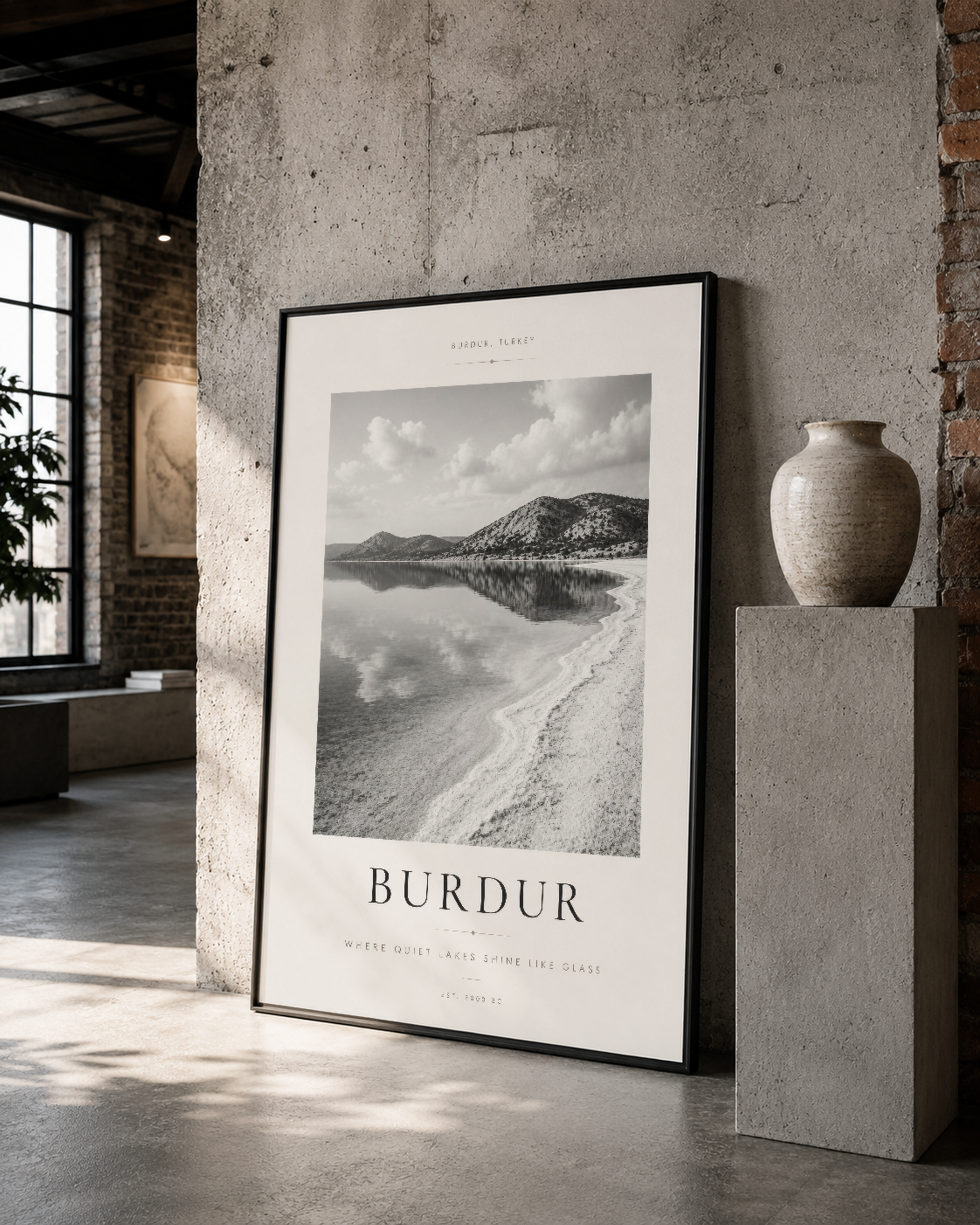 Burdur doğal güzelliğini yansıtan siyah çerçeveli poster, modern iç mekan dekorasyonunda.