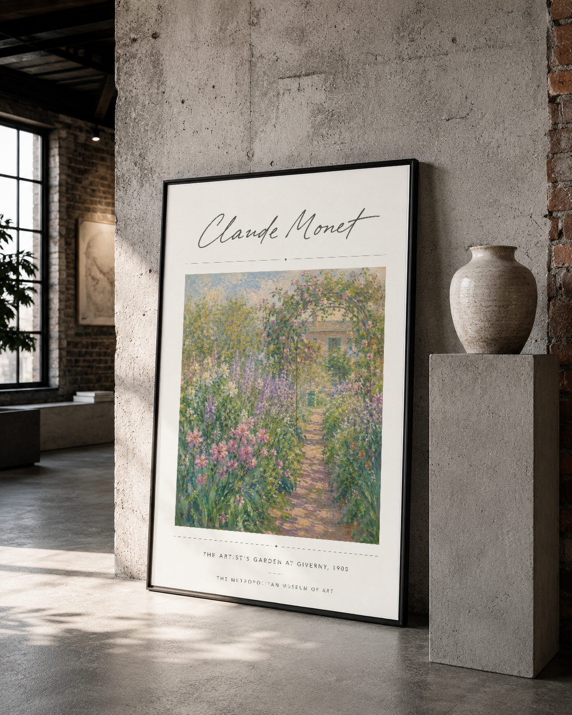 Mor ve pembe çiçeklerle dolu Monet bahçesinin sanat poster baskısı, siyah çerçevede galeri stilinde sergilenmektedir.