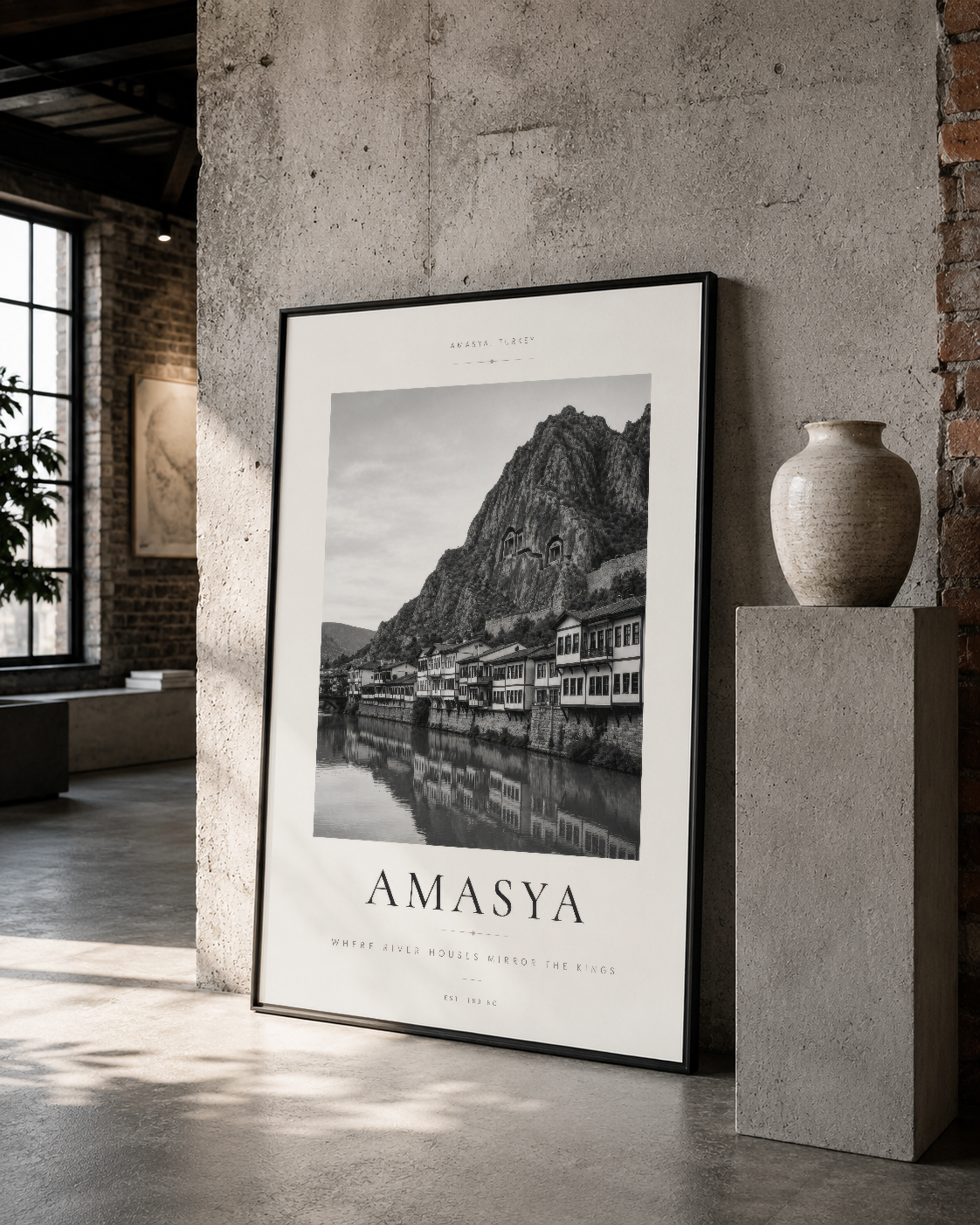 Amasya şehrinin dağ ve su görüntüsü siyah çerçeveli poster, loft stilindeki dekorasyonda sanat eseri olarak yer alan tarihi