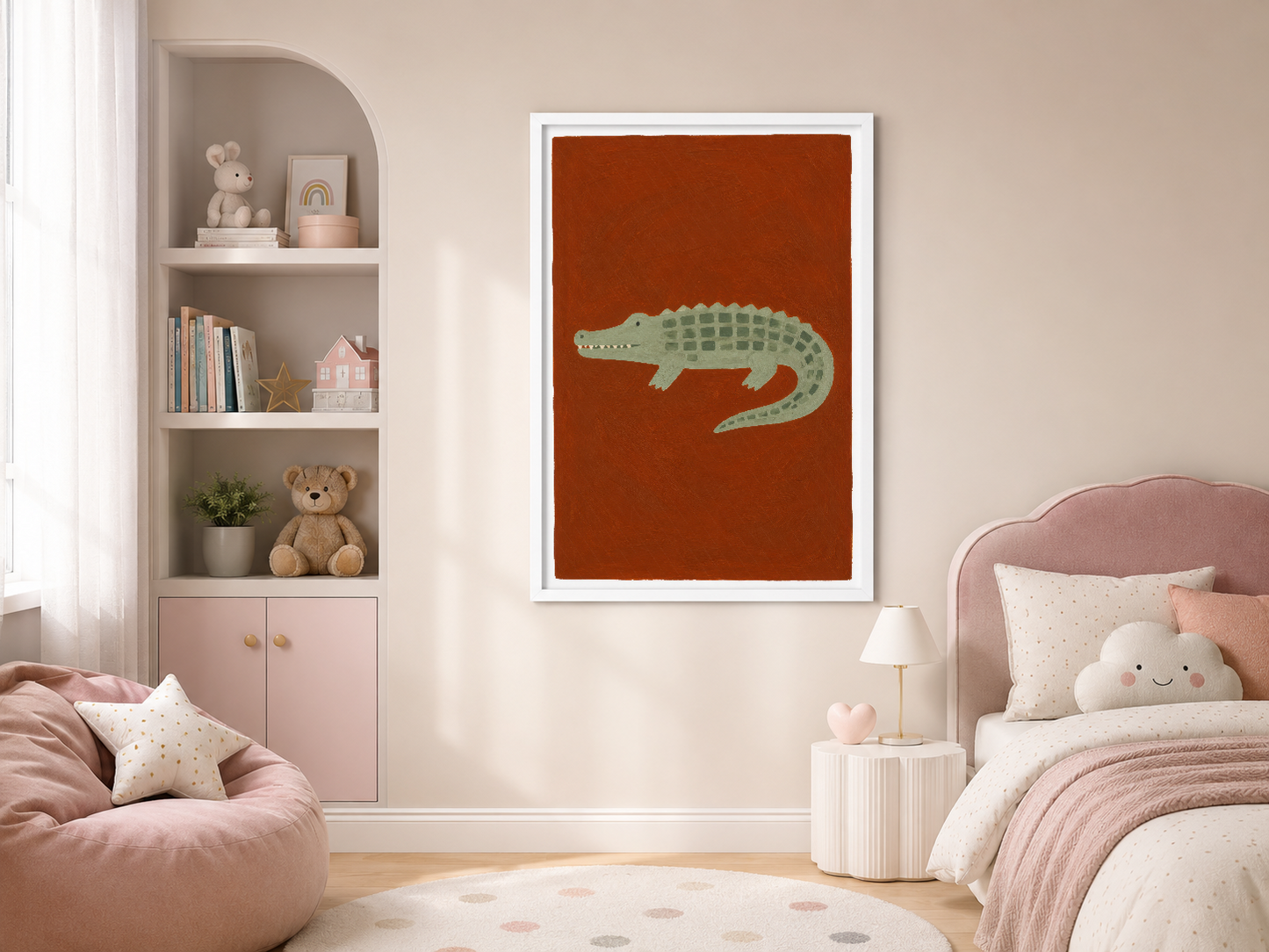 Beyaz çerçeveli, pastel tonlu kız çocuk odasında mint yeşil timsah motiflı duvar posteri.