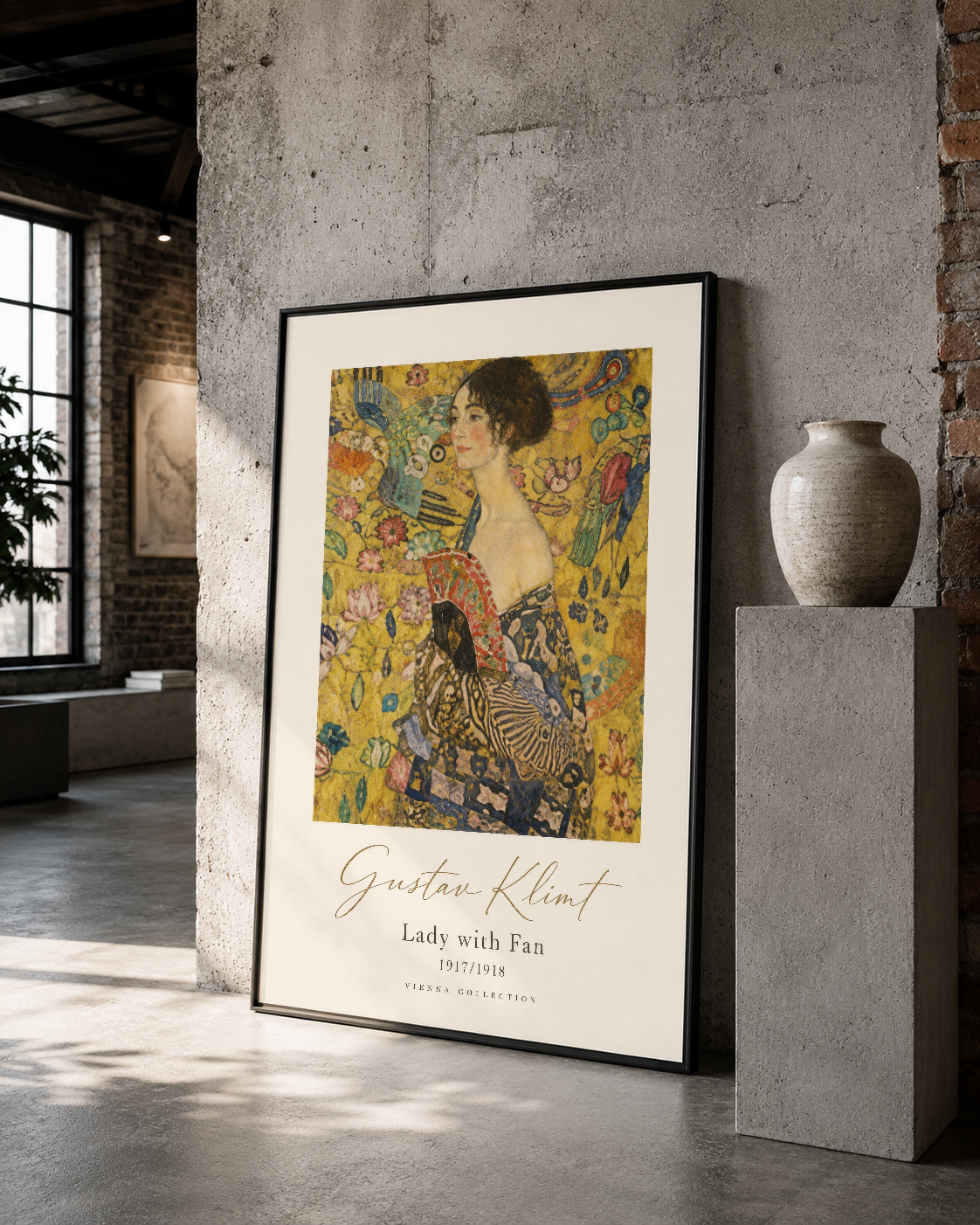 Siyah çerçeveli Gustave Klimt posteri, beton duvar ve heykelle uyumlu minimalist galeri stilinde konumlandırılmış.
