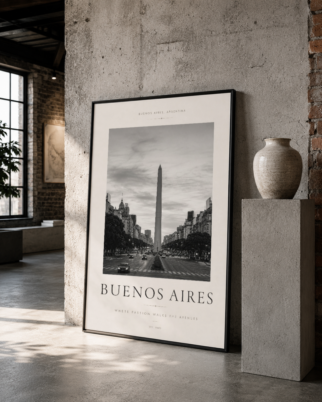 Buenos Aires ikonik anıtının siyah çerçeveli monokrom posterı, loft ortamında sanat koleksiyonu içinde konumlandırılmış.