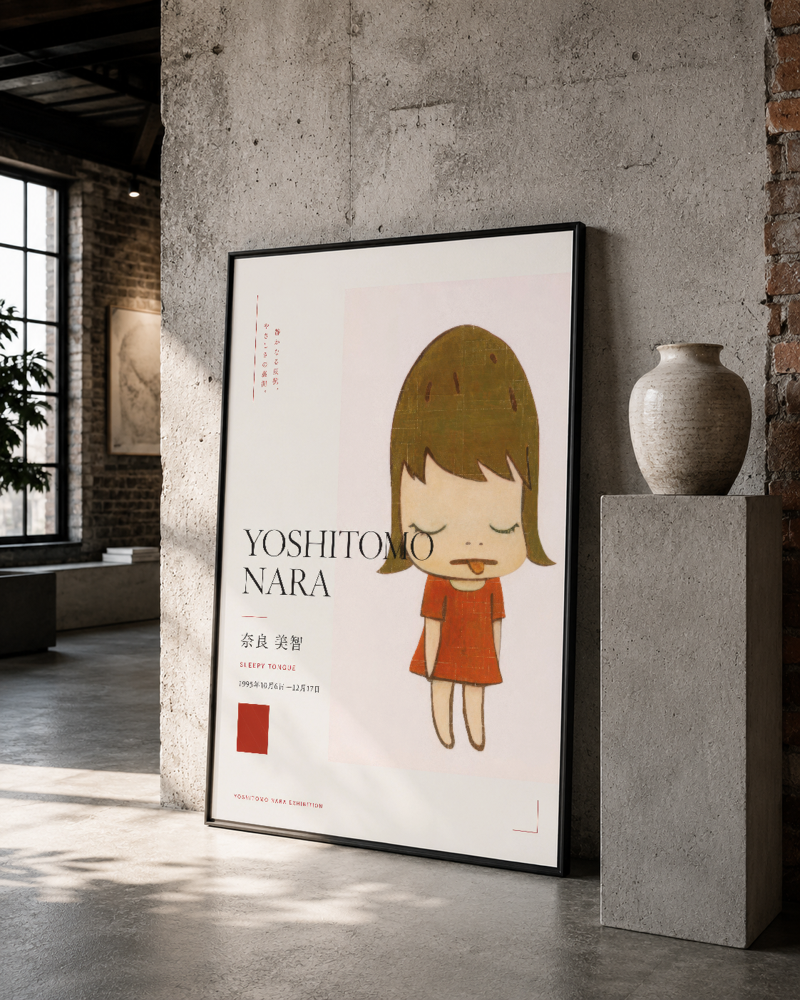 Kırmızı elbiseli çizgi karakteri, siyah çerçeveli poster, loft tarzı mekanın beton duvarında görkemli sergileme.