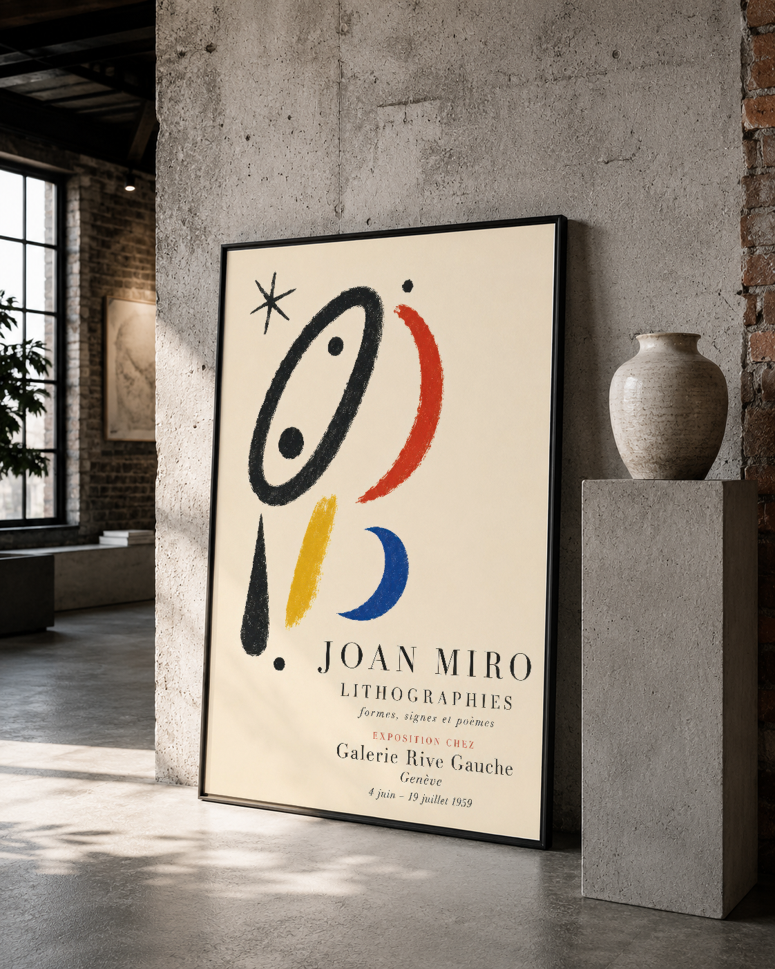 Joan Miró sanat tablosu siyah çerçevede, minimalist gri duvar ortamında.