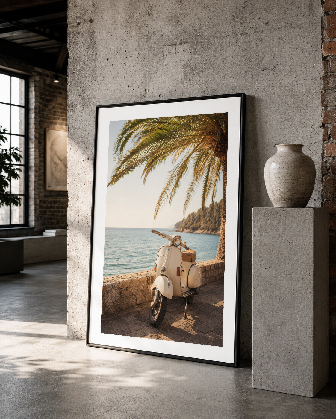 Loft tarzı mekanın beton duvarında, sıcak renkleriyle sahil ve retro araç temasını anlatan siyah çerçeveli poster.