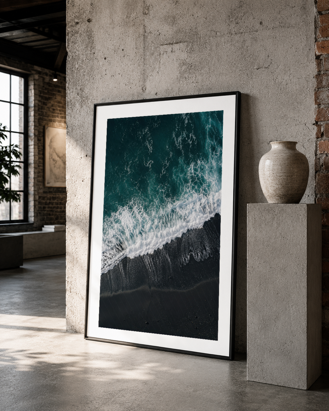 Dalga detayı gösteren siyah çerçeveli poster, modern iç tasarımda sanat nesnesi olarak konumlandırılmış.