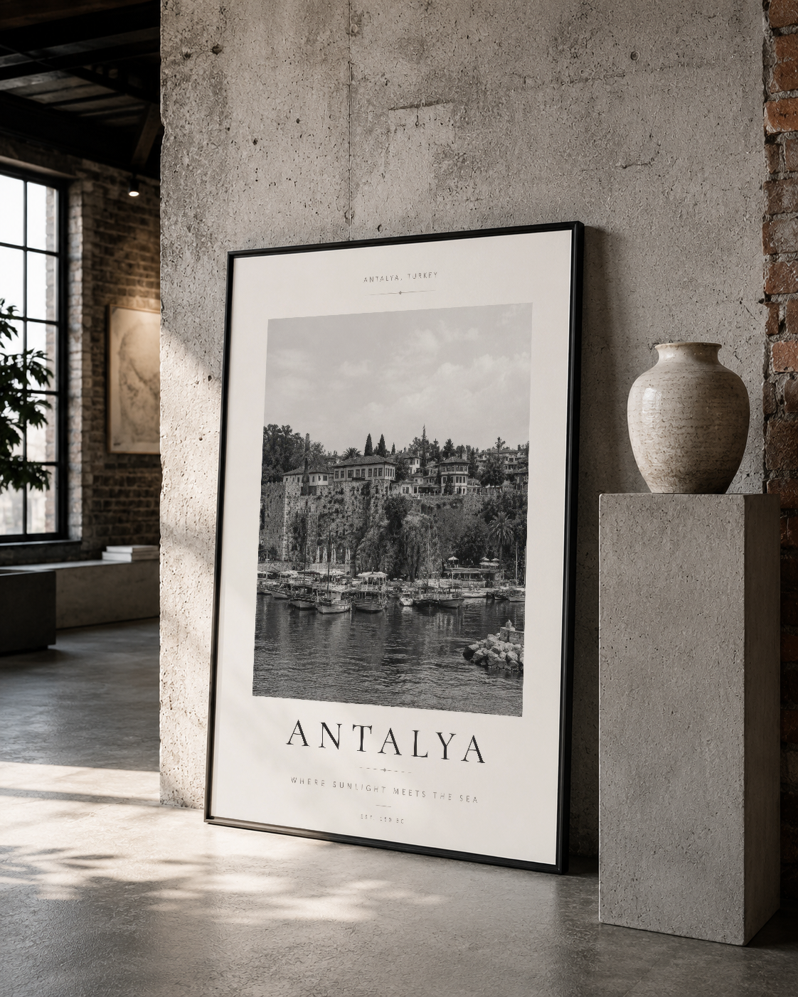 Siyah çerçeveli Antalya manzara tablosu, endüstri tarzı dekorasyonlu mekan içinde sanat eseri olarak konumlanıyor.