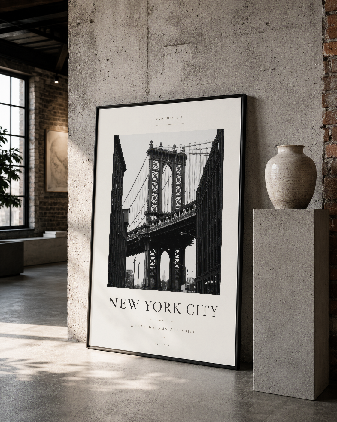 Siyah çerçeveli New York poster, beton duvarın yanında, çağdaş iç mekanda mimarlık ve sanatı birleştiren dekoratif eser.