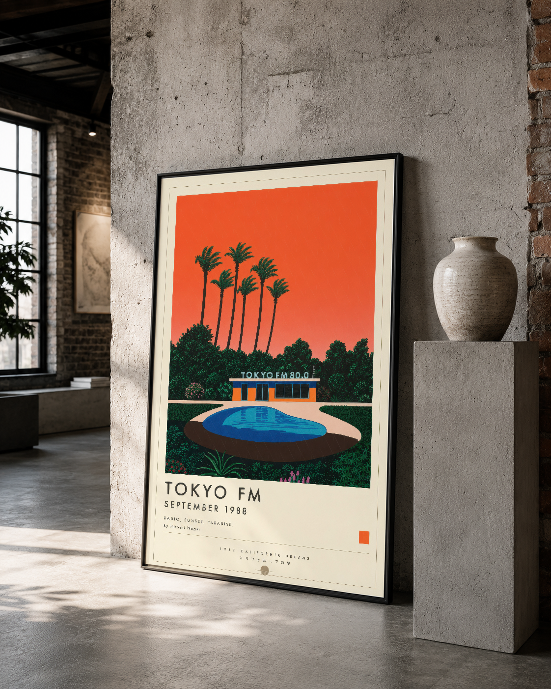 Siyah çerçeveli vintage Tokyo FM tablosu, 1988 Eylül baskısı, endüstriyel loft stilinde sergilendi.