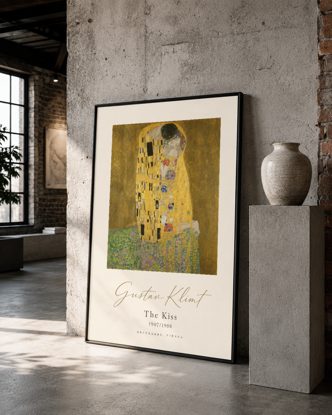Klimt imzasının Öpücük posteri, çağdaş galeri mekânında siyah çerçevede sanat eseri olarak sergileniyor.