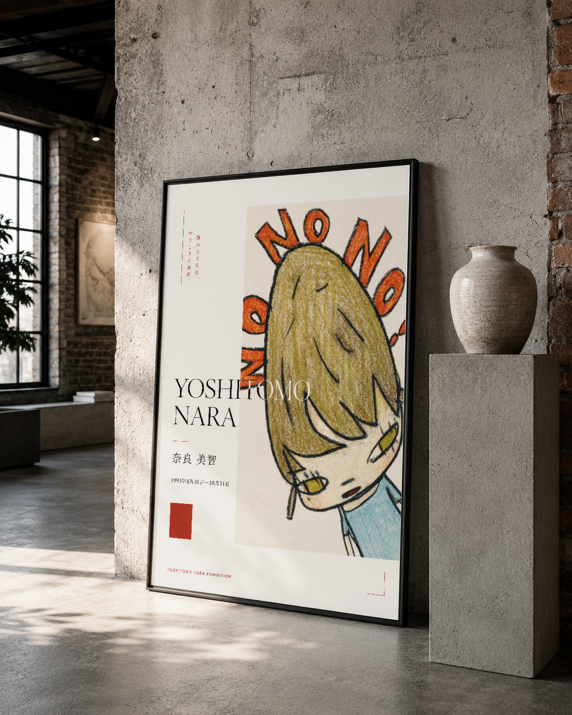 Nara'nın ikonik karakteri, büyük siyah çerçevede, betonlu loft ortamında asılı duran çağdaş sanat posteri.