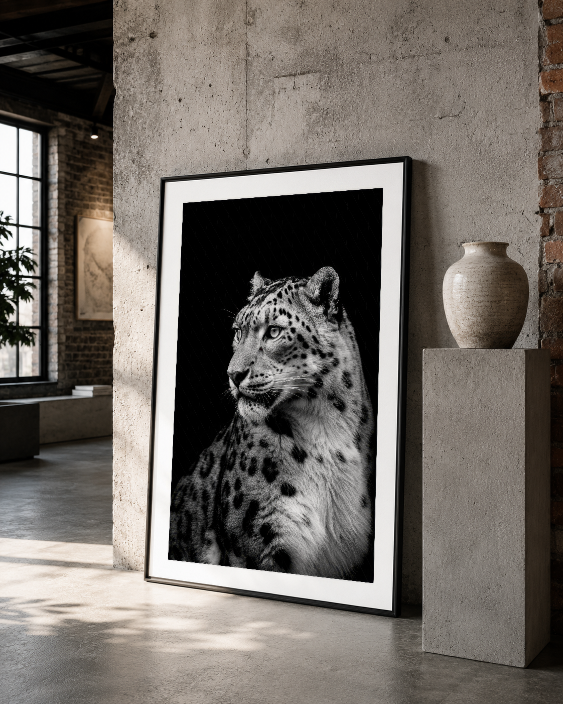 Siyah çerçeveli kar leoparı baskısı, loft stilinde dekorasyon öğesiyle sergileniyor.