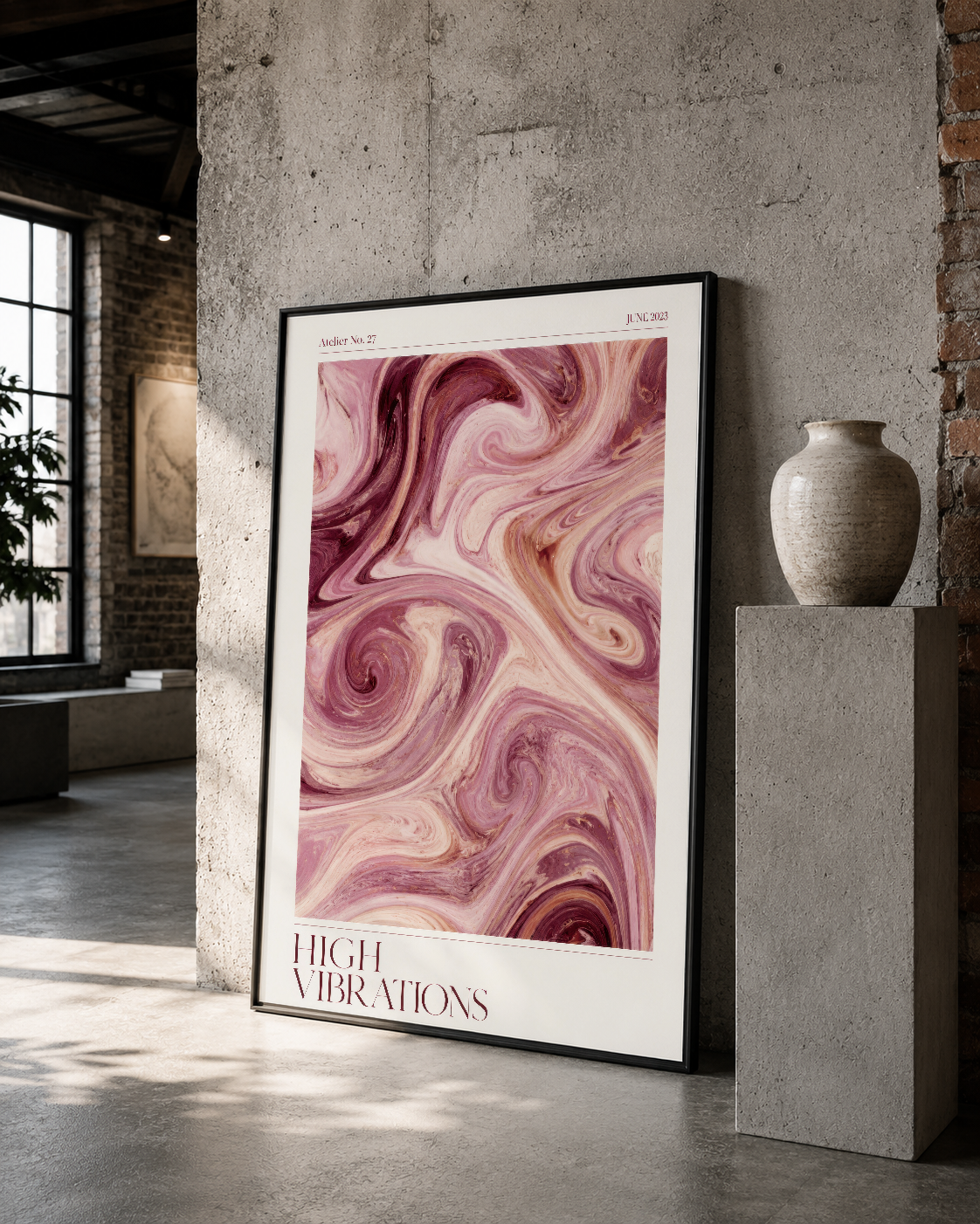 Siyah çerçeveli soyut pembe mermer pattern tablosu, minimalist beton dekorasyon ortamında.