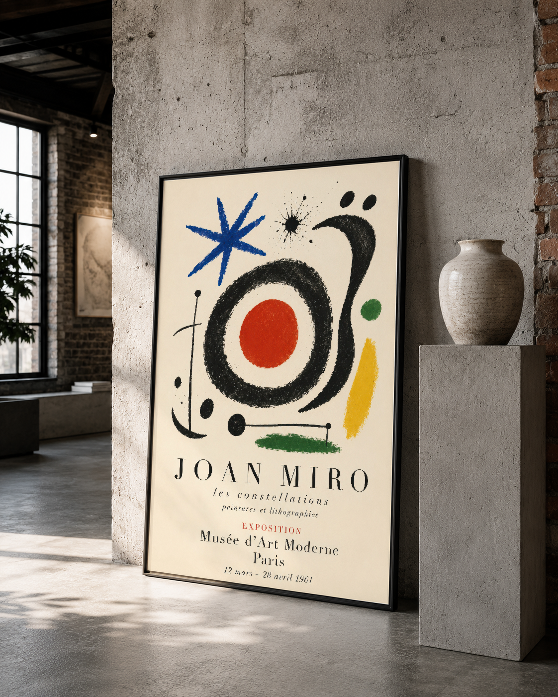 Siyah çerçeveli Joan Miro poster, çimento duvarlar arasında çağdaş sanat ve minimalist atmosfer sunar.
