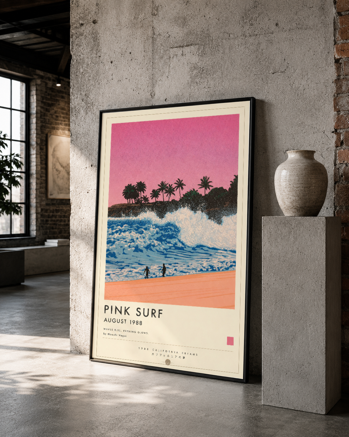 Siyah çerçeveli Pink Surf posteri, 1980 tarihli vintage plajı sahnesiyle, betonlu galeriye karakterini yansıtıyor.