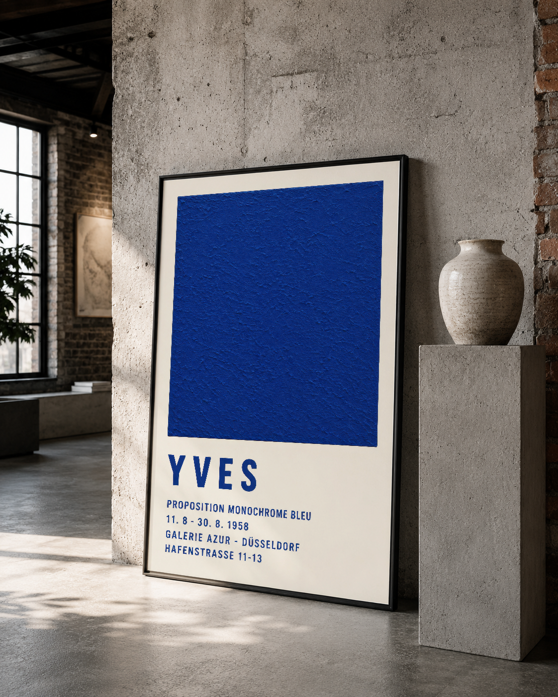 Siyah çerçeveli Yves poster, vintage sanat sergisi afişi tasarımı, sade dekor ortamında.