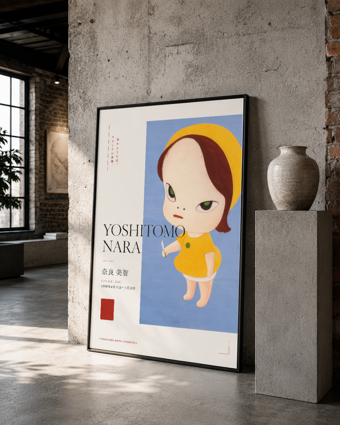 Nara'nın karakteristik stilinde parlak renklü poster, siyah çerçeveli, beton duvarın karşısında modern galeri tasarımı.