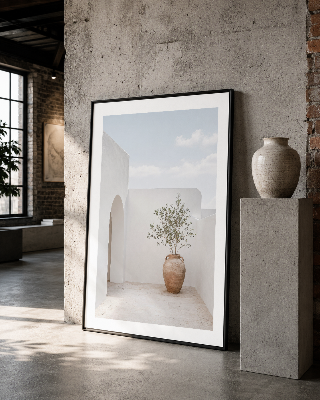 Siyah çerçeveli poster, çağdaş loft ortamında beige vazo ve bitkinin harita saygısı ve minimalist tasarım yansıtması.