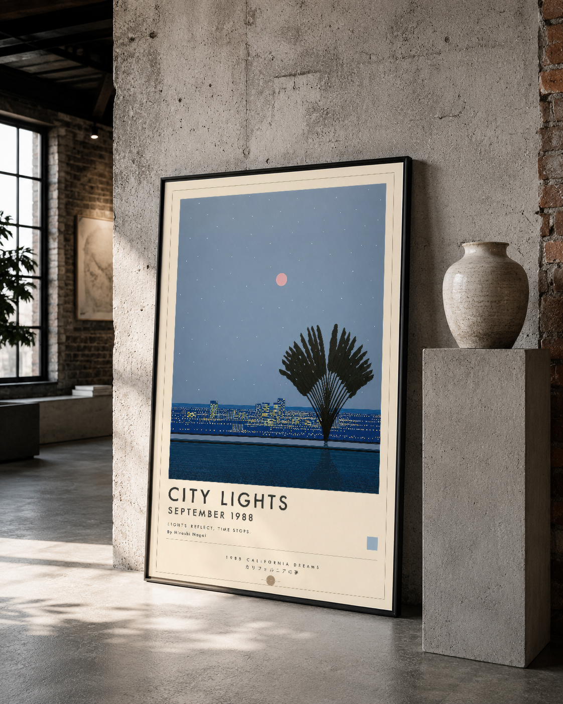 Siyah çerçeveli City Lights tablosu, loft dekorasyonunda duvar ve seramik vazo yanında sergilenen sanat yönetimi.