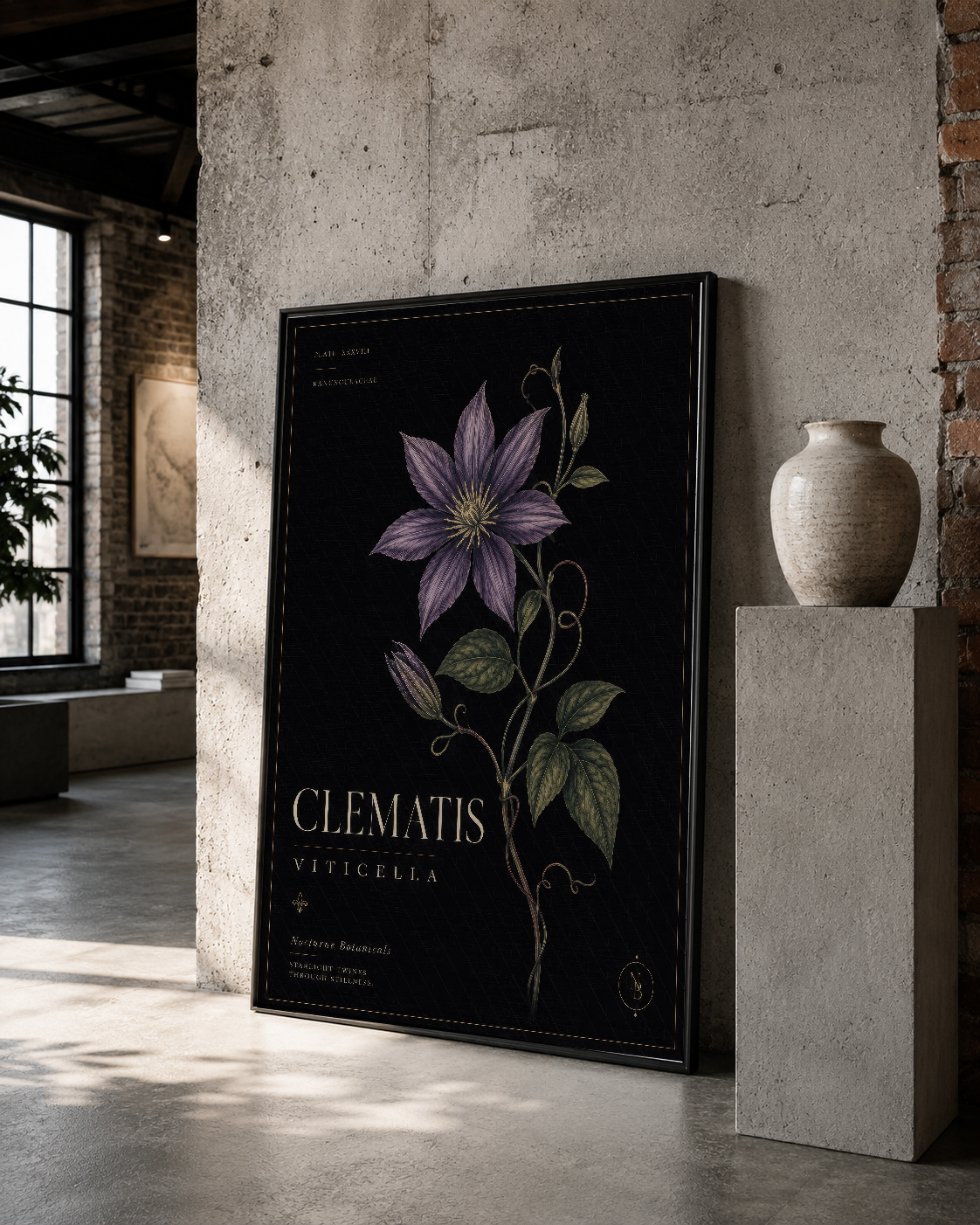 Siyah çerçeveli elegante clematis tablosu, gri beton duvar ve sanat eserlerinin yer aldığı loft mekanında.
