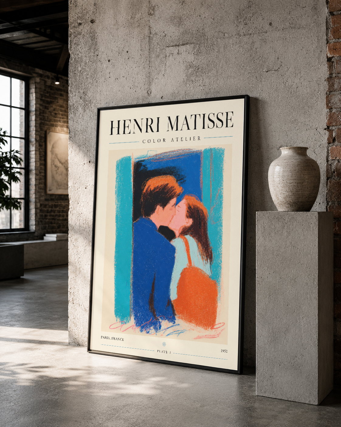 Matisse'in renkli kompozisyonunu sunan çerçeveli tablo, betonlu galeri stilinde bir mekanı süslüyor.