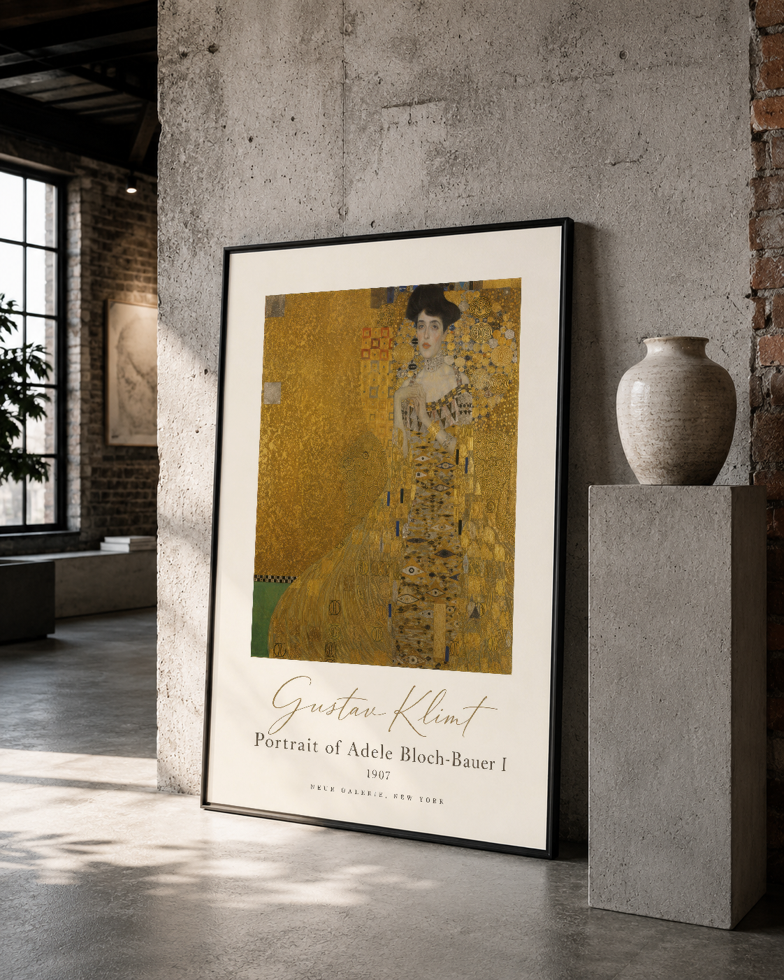 Siyah çerçeveli Klimt tablosu, çiğ beton ve tuğla detaylarıyla indüstriyel mekanda zarafet ve sanat nesnesini yaratıyor.
