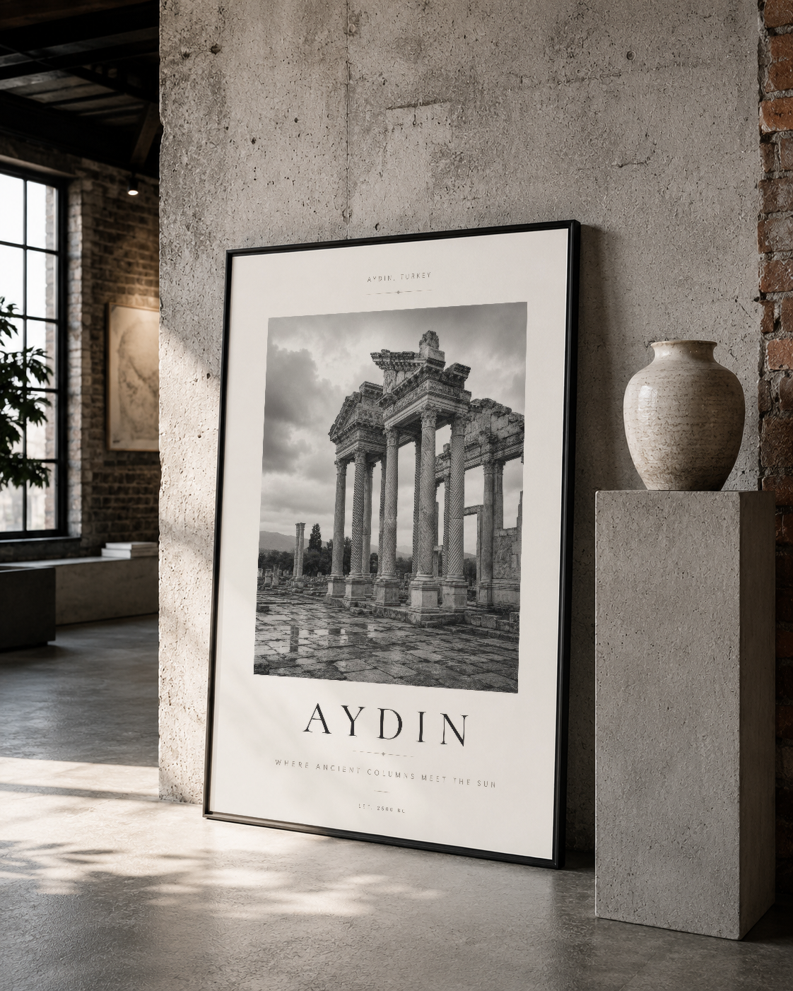 Aydın tarihi tapınağını konu alan siyah çerçeveli tablo, çimento duvarın karşısında modern loft stilinde sergilenen çarpıcı